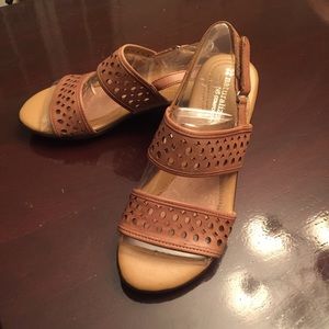 NWOT Naturalizer Tan N5 Comfort Sandals